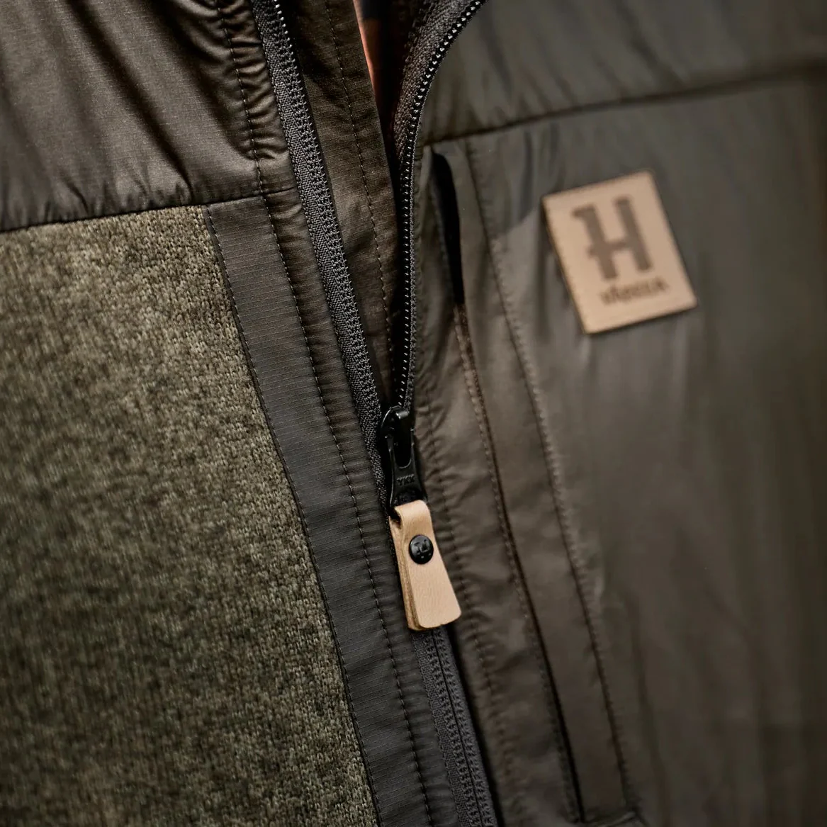 Härkila - Kalix Fleece Vest // Willow green / Shadow brown - Image 3